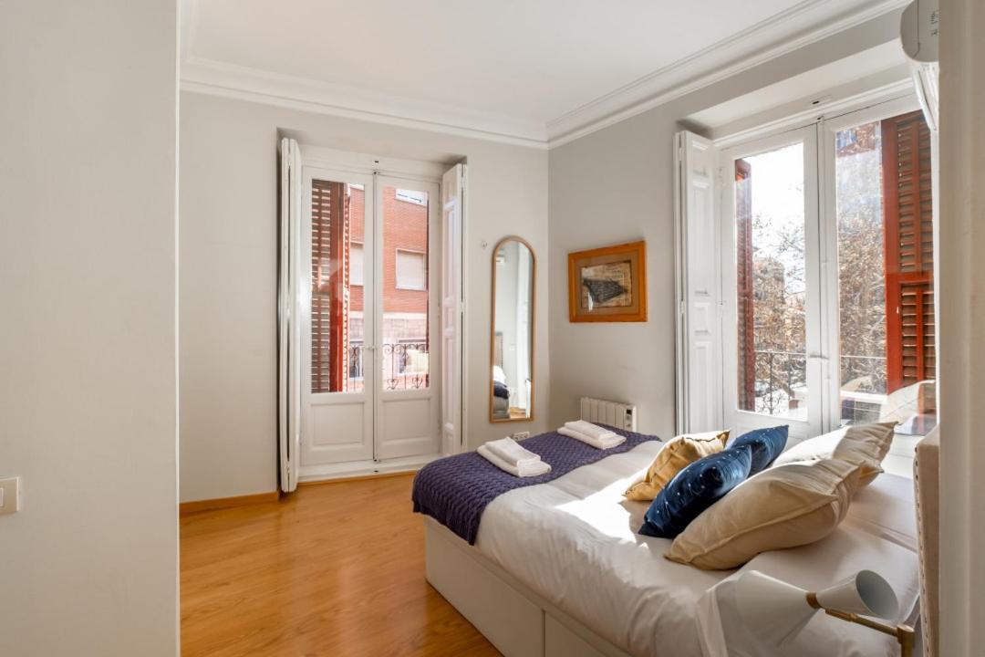 2 Bedrooms 2 Bathrooms Furnished - Plaza De España - Modern - Mintystay
